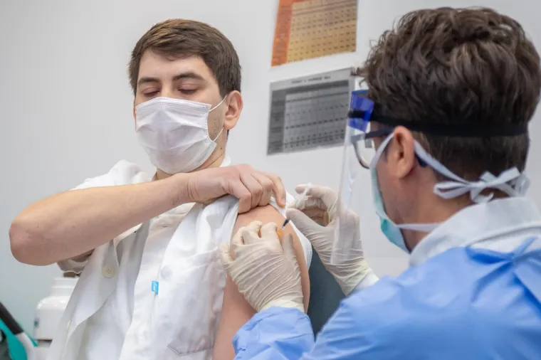 POČELO JE CIJEPLJENJE U DUBROVAČKO-NERETVANSKOJ ŽUPANIJI: Među prvima se cijepio ravnatelj bolnice Marijo Bekić