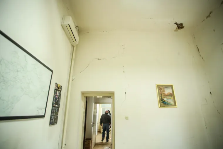 Petrinja te&scaron;ko pogođena potresom: Gradonačelnik obi&scaron;ao zgradu Gradske uprave koja je isto stradala