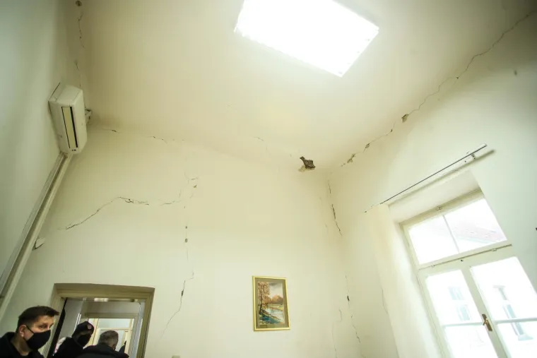 Petrinja te&scaron;ko pogođena potresom: Gradonačelnik obi&scaron;ao zgradu Gradske uprave koja je isto stradala