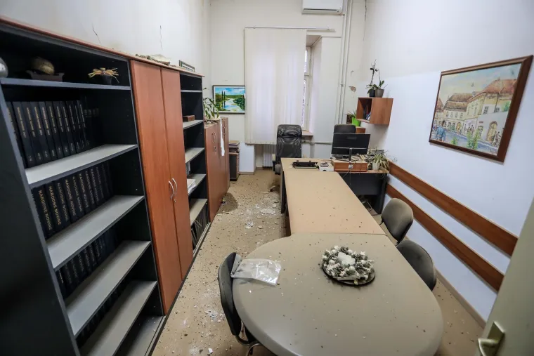 Petrinja te&scaron;ko pogođena potresom: Gradonačelnik obi&scaron;ao zgradu Gradske uprave koja je isto stradala