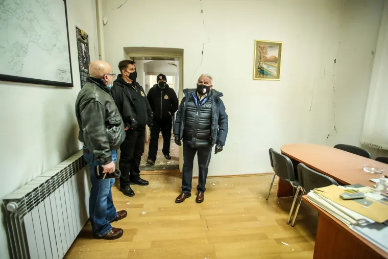 Petrinja te&scaron;ko pogođena potresom: Gradonačelnik obi&scaron;ao zgradu Gradske uprave koja je isto stradala