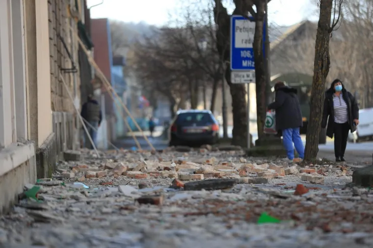 Stra&scaron;ne posljedice razornog potresa: Petrinja izgleda kao u ratu, dijelovi grada sravnjeni sa zemljom, ljudi su pod ru&scaron;evinama