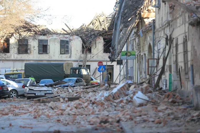 Stra&scaron;ne posljedice razornog potresa: Petrinja izgleda kao u ratu, dijelovi grada sravnjeni sa zemljom, ljudi su pod ru&scaron;evinama
