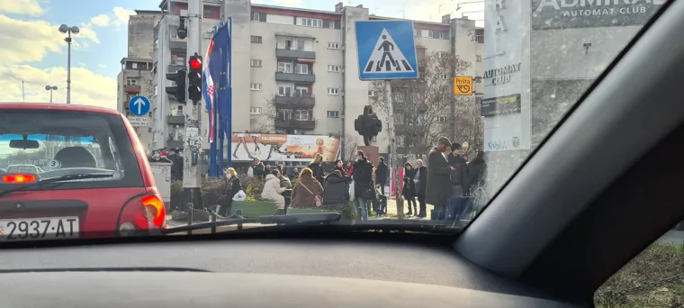 Nakon stra&scaron;nog potresa o&scaron;tećenja i diljem Zagreba, potpuni kaos na cestama, ljudi iza&scaron;li na ulice