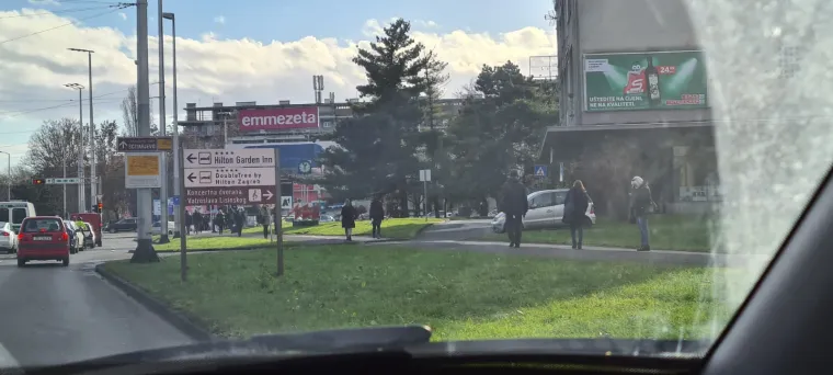 Nakon stra&scaron;nog potresa o&scaron;tećenja i diljem Zagreba, potpuni kaos na cestama, ljudi iza&scaron;li na ulice