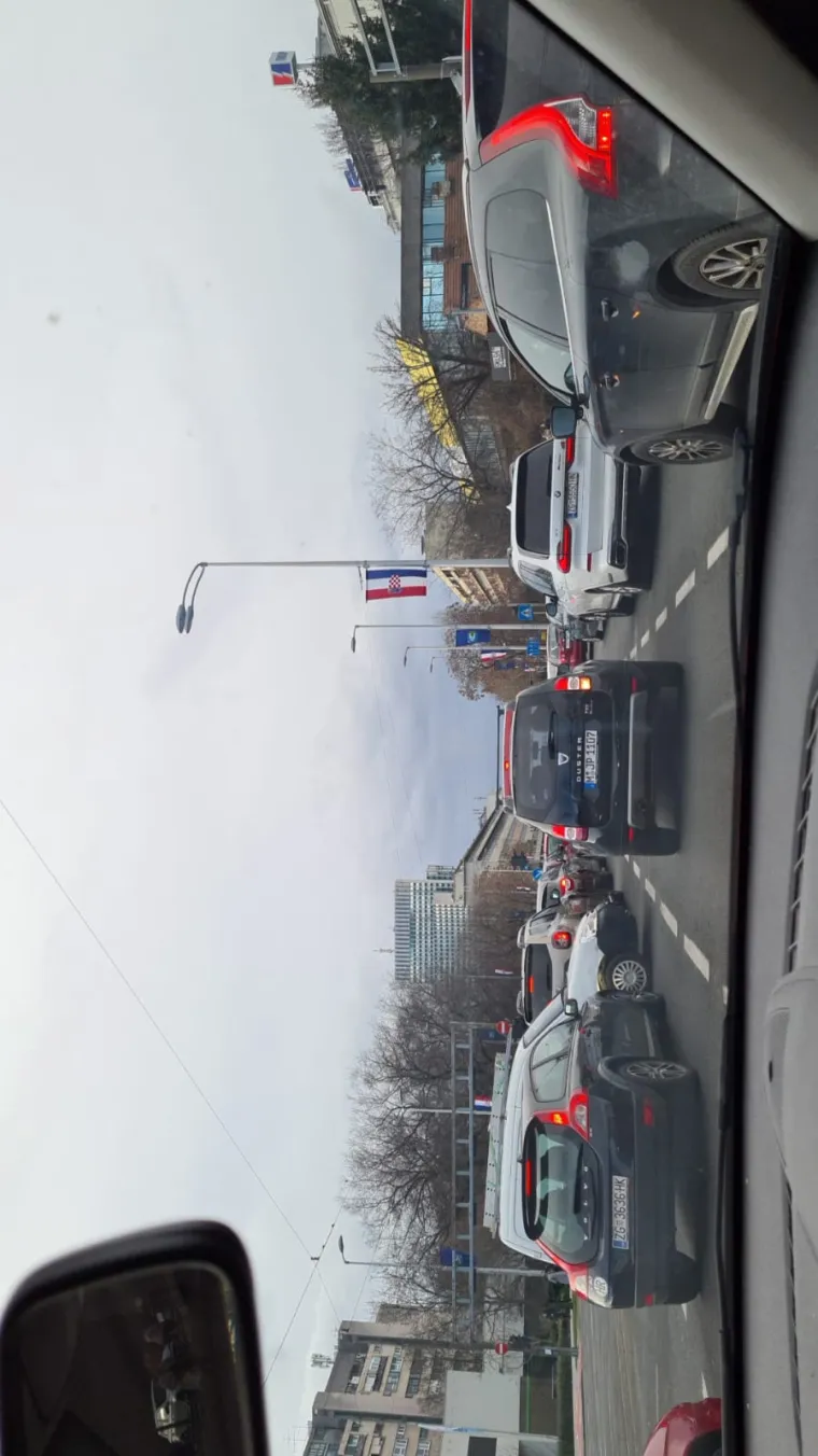 Nakon stra&scaron;nog potresa o&scaron;tećenja i diljem Zagreba, potpuni kaos na cestama, ljudi iza&scaron;li na ulice