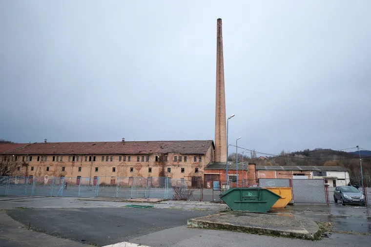 Dimnjaci ciglane na Črnomercu vidno su o&scaron;tećeni od potresa, te prijete uru&scaron;avanjem