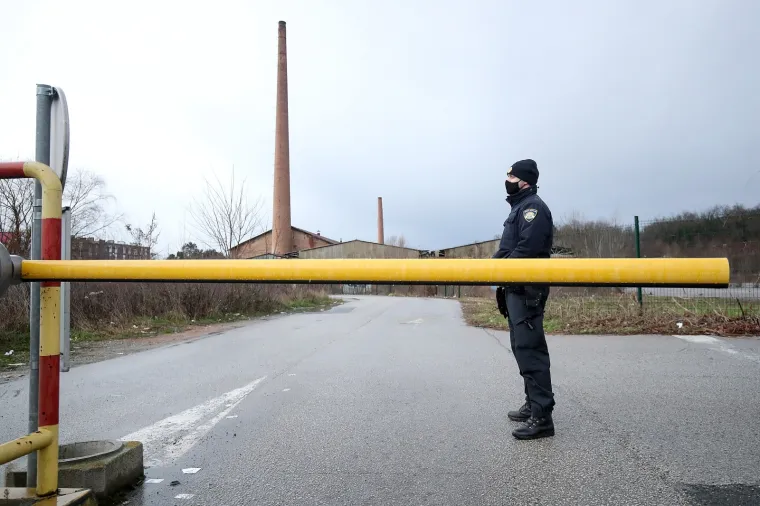 Dimnjaci ciglane na Črnomercu vidno su o&scaron;tećeni od potresa, te prijete uru&scaron;avanjem