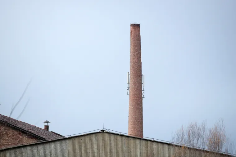 Dimnjaci ciglane na Črnomercu vidno su o&scaron;tećeni od potresa, te prijete uru&scaron;avanjem