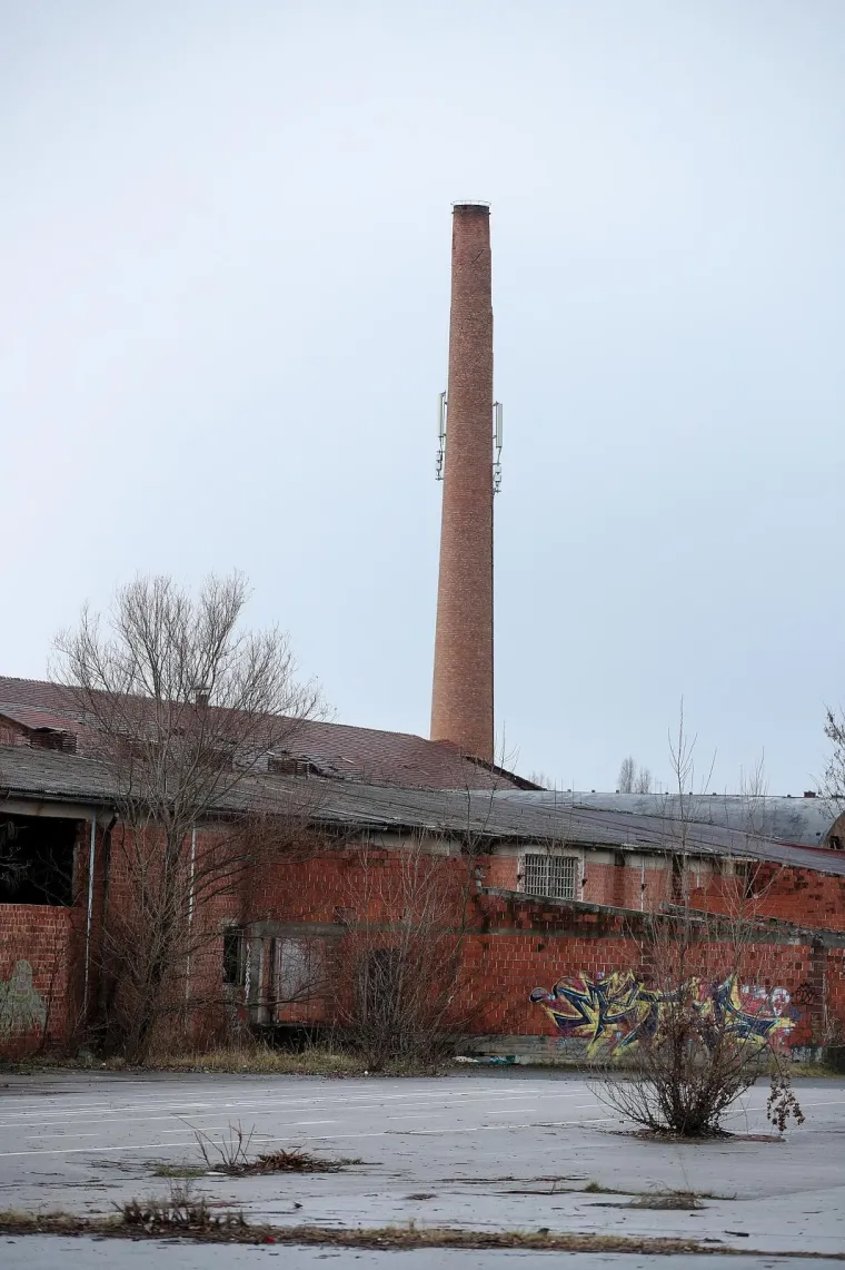 Dimnjaci ciglane na Črnomercu vidno su o&scaron;tećeni od potresa, te prijete uru&scaron;avanjem