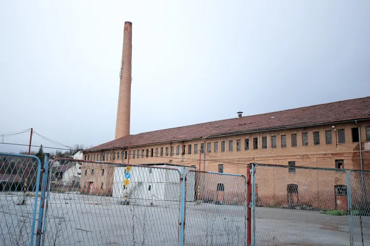 Dimnjaci ciglane na Črnomercu vidno su o&scaron;tećeni od potresa, te prijete uru&scaron;avanjem