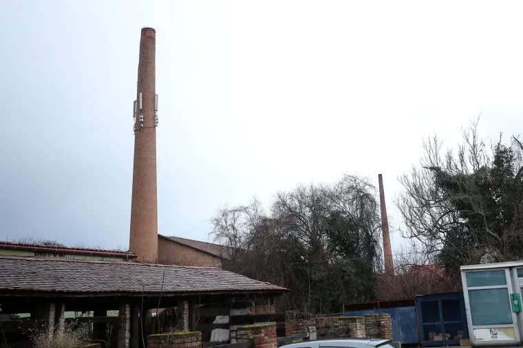 Dimnjaci ciglane na Črnomercu vidno su o&scaron;tećeni od potresa, te prijete uru&scaron;avanjem