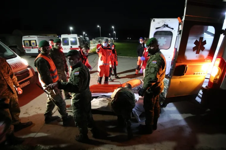 Vojnim helikopterima prevoze nepokretne osobe iz Petrinje u Zagreb