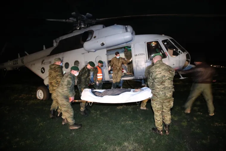 Vojnim helikopterima prevoze nepokretne osobe iz Petrinje u Zagreb