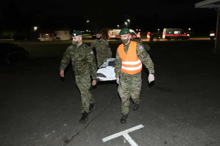 Vojnim helikopterima prevoze nepokretne osobe iz Petrinje u Zagreb