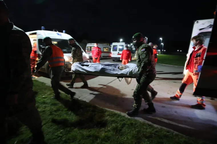 Vojnim helikopterima prevoze nepokretne osobe iz Petrinje u Zagreb