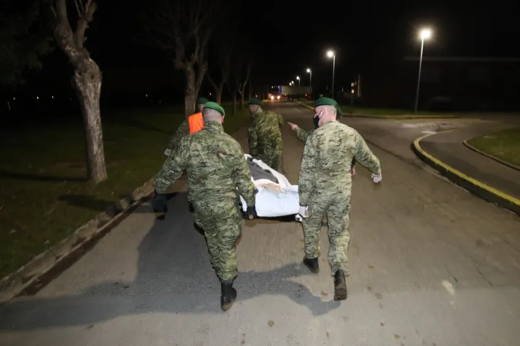 Vojnim helikopterima prevoze nepokretne osobe iz Petrinje u Zagreb