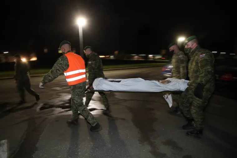 Vojnim helikopterima prevoze nepokretne osobe iz Petrinje u Zagreb