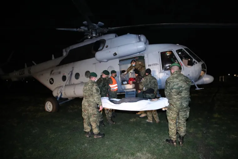 Vojnim helikopterima prevoze nepokretne osobe iz Petrinje u Zagreb