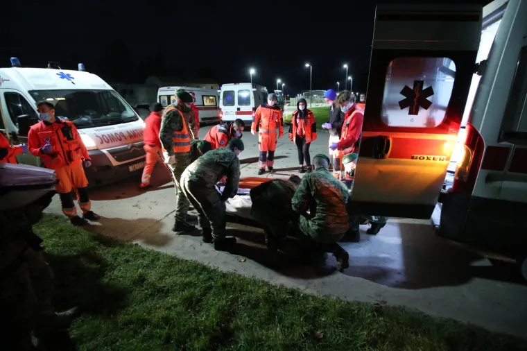 Vojnim helikopterima prevoze nepokretne osobe iz Petrinje u Zagreb