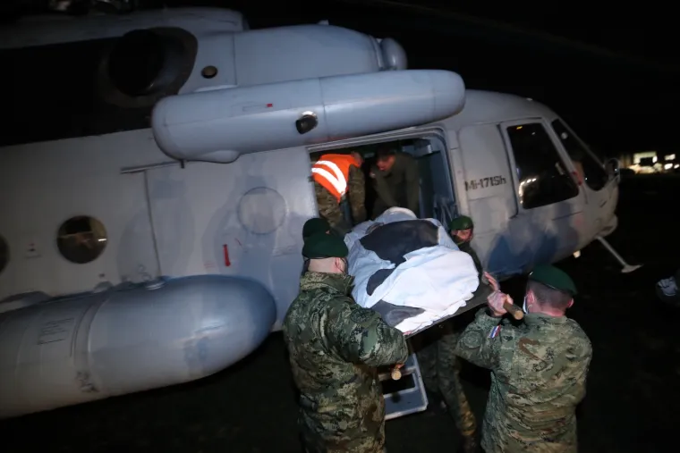 Vojnim helikopterima prevoze nepokretne osobe iz Petrinje u Zagreb