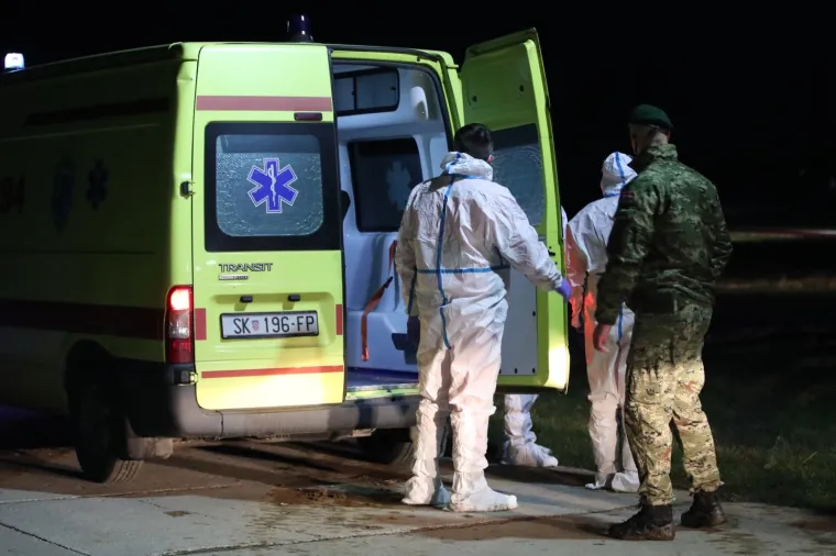 Vojnim helikopterima prevoze nepokretne osobe iz Petrinje u Zagreb
