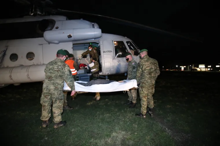 Vojnim helikopterima prevoze nepokretne osobe iz Petrinje u Zagreb