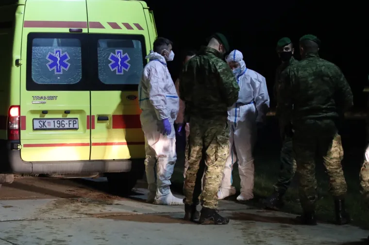 Vojnim helikopterima prevoze nepokretne osobe iz Petrinje u Zagreb