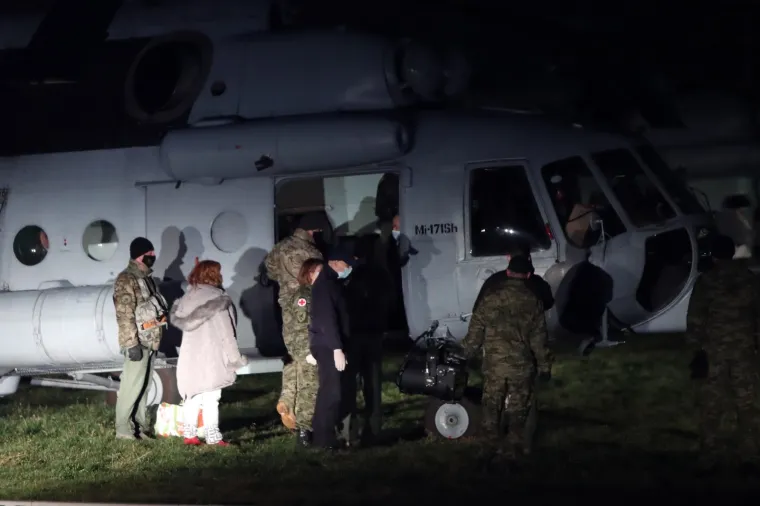 Vojnim helikopterima prevoze nepokretne osobe iz Petrinje u Zagreb
