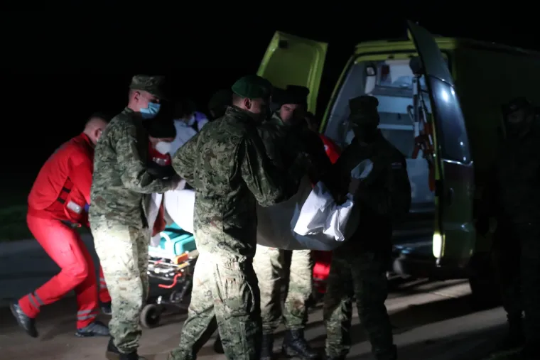 Vojnim helikopterima prevoze nepokretne osobe iz Petrinje u Zagreb