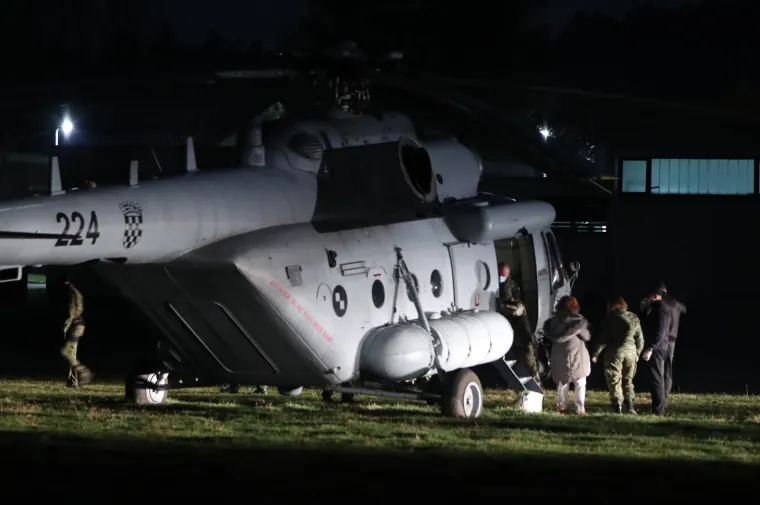 Vojnim helikopterima prevoze nepokretne osobe iz Petrinje u Zagreb