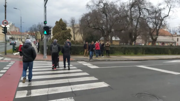 Hrvatsku je pogodio potres od 6,2 stupnja Richtera: Građani su iza&scaron;li na ulice