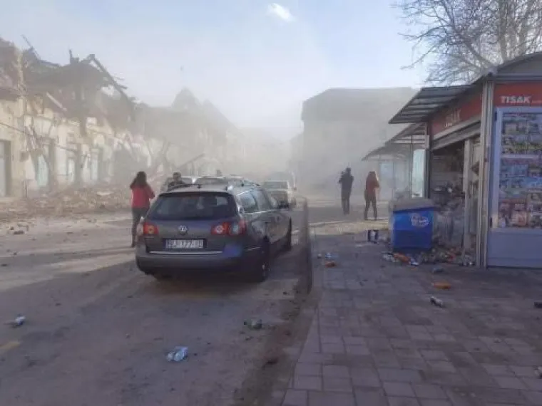 Hrvatsku je pogodio potres od 6,2 stupnja Richtera: Građani su iza&scaron;li na ulice