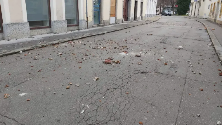Hrvatsku je pogodio potres od 6,2 stupnja Richtera: Građani su iza&scaron;li na ulice
