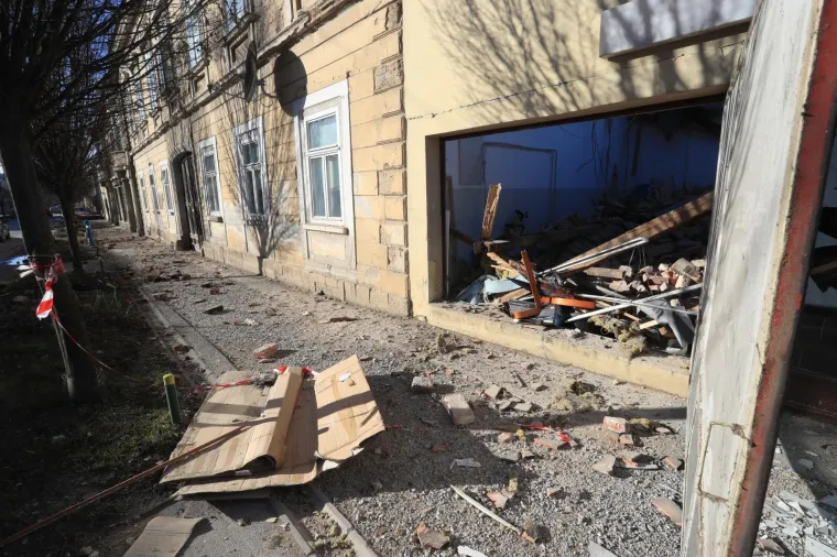 STRA&Scaron;NI PRIZORI: Posljedice razornog potresa u Petrinji, grad je razru&scaron;en