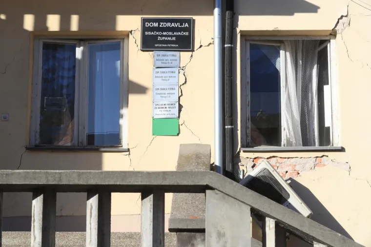 STRA&Scaron;NI PRIZORI: Posljedice razornog potresa u Petrinji, grad je razru&scaron;en