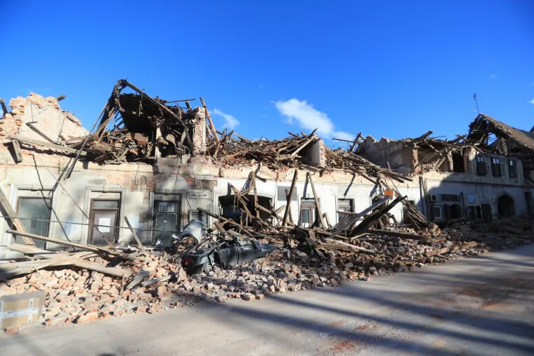 STRA&Scaron;NI PRIZORI: Posljedice razornog potresa u Petrinji, grad je razru&scaron;en