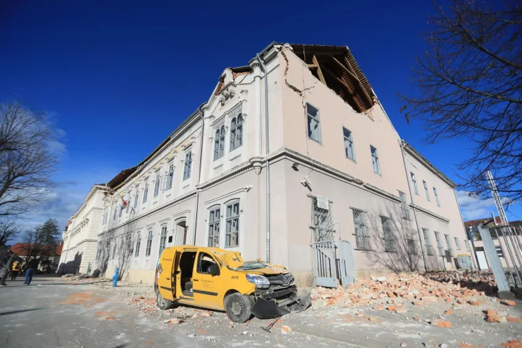 STRA&Scaron;NI PRIZORI: Posljedice razornog potresa u Petrinji, grad je razru&scaron;en