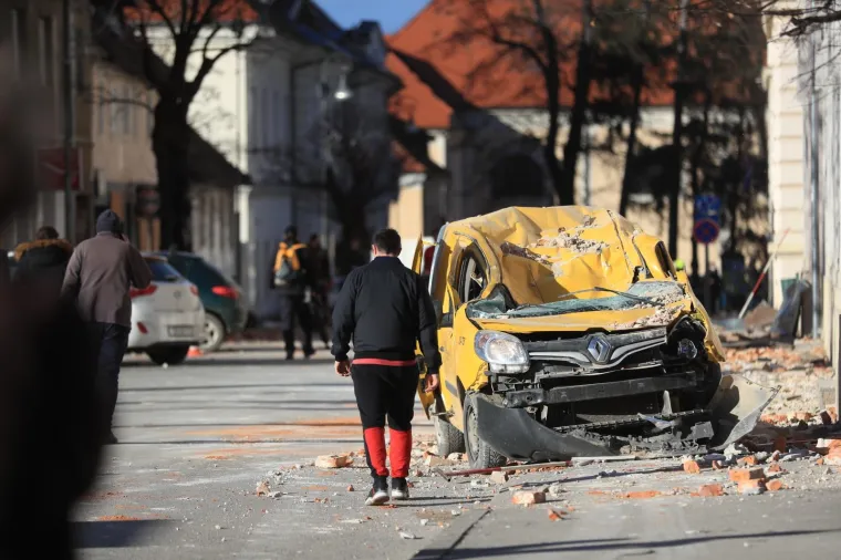 STRA&Scaron;NI PRIZORI: Posljedice razornog potresa u Petrinji, grad je razru&scaron;en