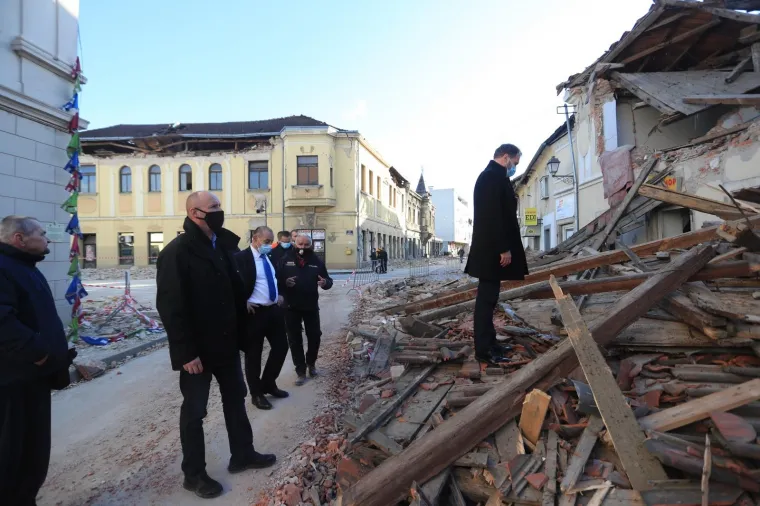 STRA&Scaron;NI PRIZORI: Posljedice razornog potresa u Petrinji, grad je razru&scaron;en