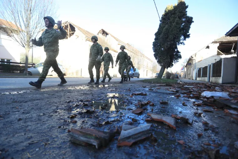 [FOTO] POTRES RAZRU&Scaron;IO PETRINJU: Prve fotografije djeluju dramatično, u pomoć je stigla i vojska