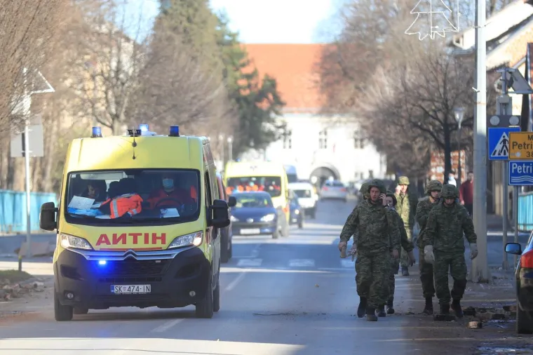 [FOTO] POTRES RAZRU&Scaron;IO PETRINJU: Prve fotografije djeluju dramatično, u pomoć je stigla i vojska