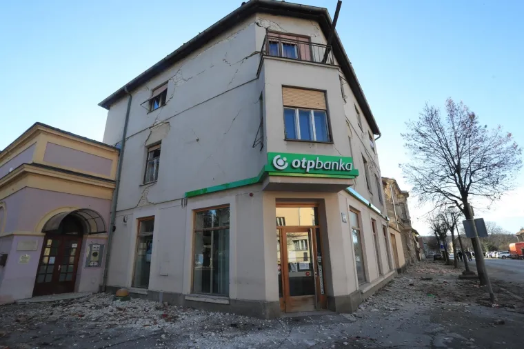 [FOTO] POTRES RAZRU&Scaron;IO PETRINJU: Prve fotografije djeluju dramatično, u pomoć je stigla i vojska