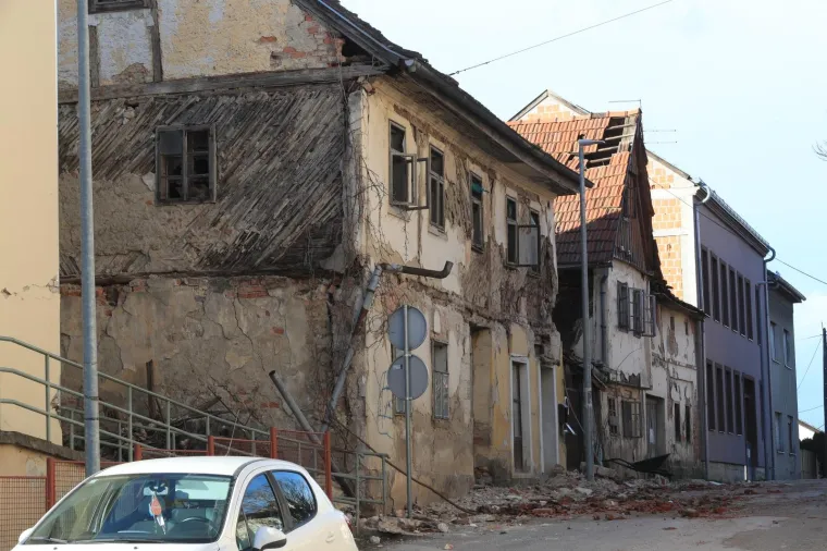 [FOTO] POTRES RAZRU&Scaron;IO PETRINJU: Prve fotografije djeluju dramatično, u pomoć je stigla i vojska