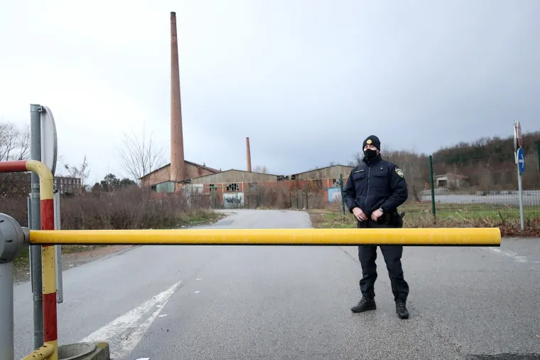 Dimnjaci ciglane na zagrebačkom Črnomercu vidno su oštećeni od potresa, te prijete urušavanjem. Policija osigurava područje oko ciglane. Photo: Goran Stanzl/PIXSELL