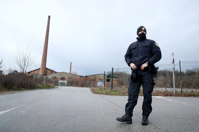 Dimnjaci ciglane na zagrebačkom Črnomercu vidno su o&scaron;tećeni od potresa, te prijete uru&scaron;avanjem. Policija osigurava područje oko ciglane. Photo: Goran Stanzl/PIXSELL