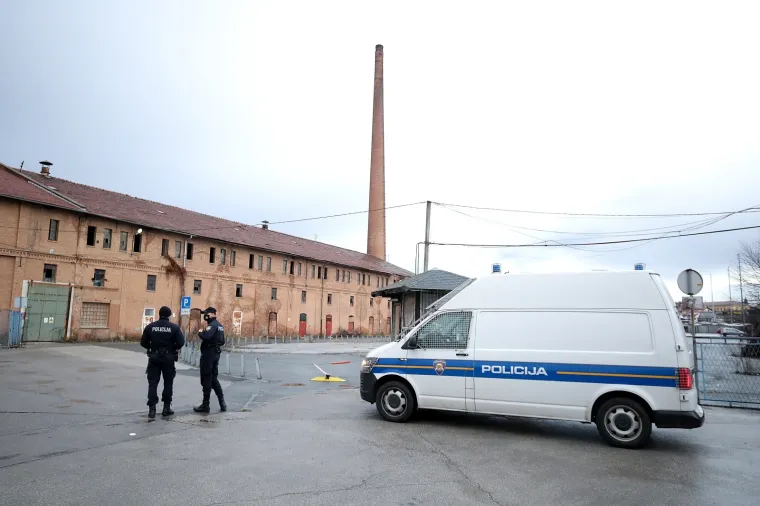 Dimnjaci ciglane na zagrebačkom Črnomercu vidno su o&scaron;tećeni od potresa, te prijete uru&scaron;avanjem. Policija osigurava područje oko ciglane. Photo: Goran Stanzl/PIXSELL