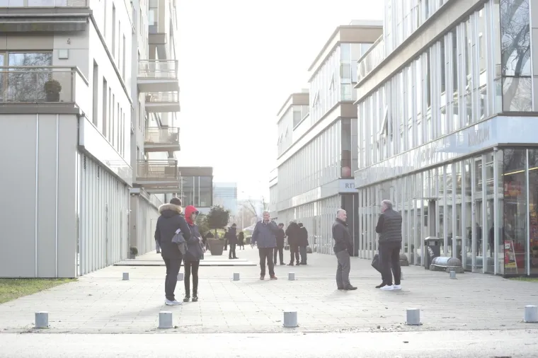 Nakon snažnog potresa, Zagrepčani na ulicama. Photo: Luka Stanzl/PIXSELL