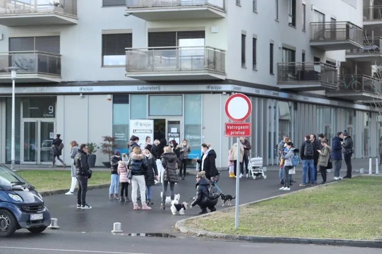 Nakon snažnog potresa, Zagrepčani na ulicama. Photo: Luka Stanzl/PIXSELL