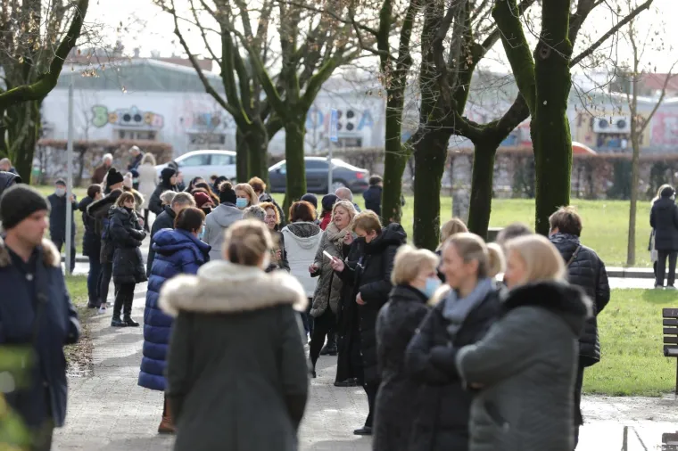 29.12.2020., Zagreb - Oko 12,20 sati novi siloviti potres snage 6.3 po Richteru zatresao je Hrvatsku, bio je 46 kilometara od Zagreba i devet kilometara zapadno, jugozapadno od Siska na području Petrinje, izvijestio je EMSC..
Gradjani su u strahu izasli iz svojih stanova. 
Photo: Emica Elvedji/PIXSELL